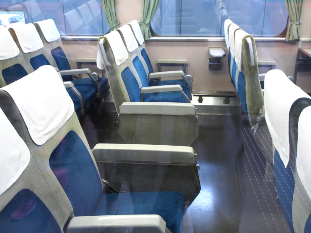 開業時の新幹線普通車座席
シルバーのモケット生地
