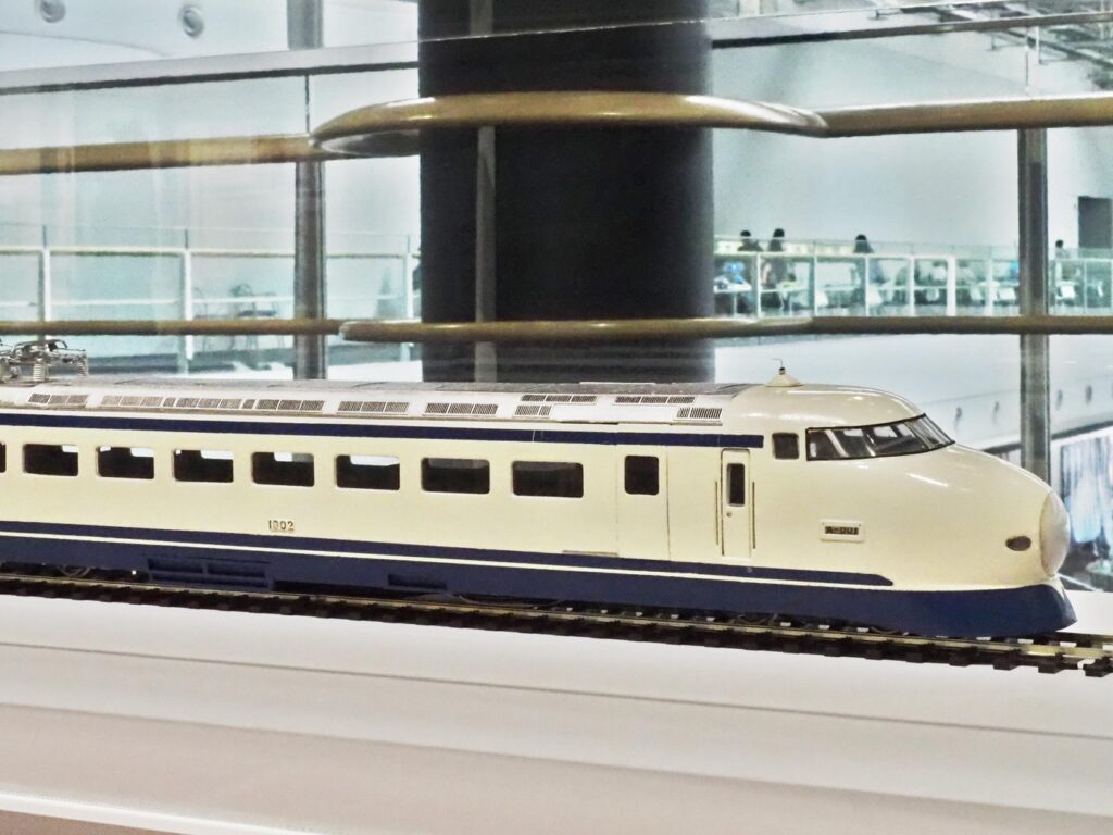 1000形 A編成の模型
クリーム色の車体上下に青いライン