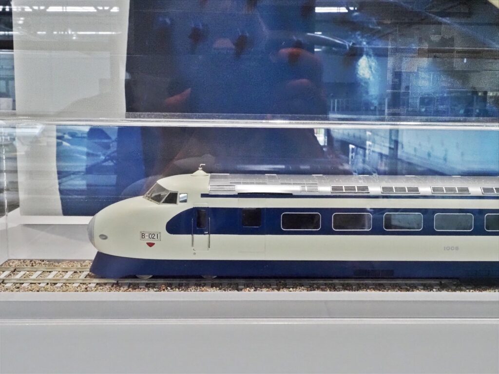 1000形 B編成の模型
0系と同じ窓周りが青